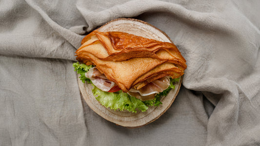 Kruasanas su kumpiu ir trumais