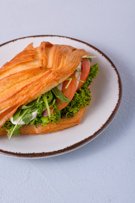 Kruasanas su pomidorais ir mozarella