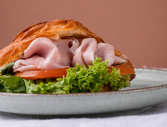Kruasanas su mortadella ir burrata