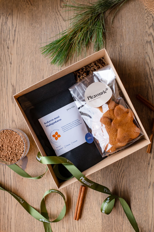 Chocolate cake with berries